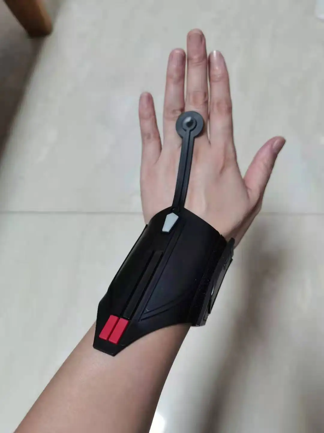 Хэллоуин новые игрушки пластиковая перчатка для косплея пусковое устройство