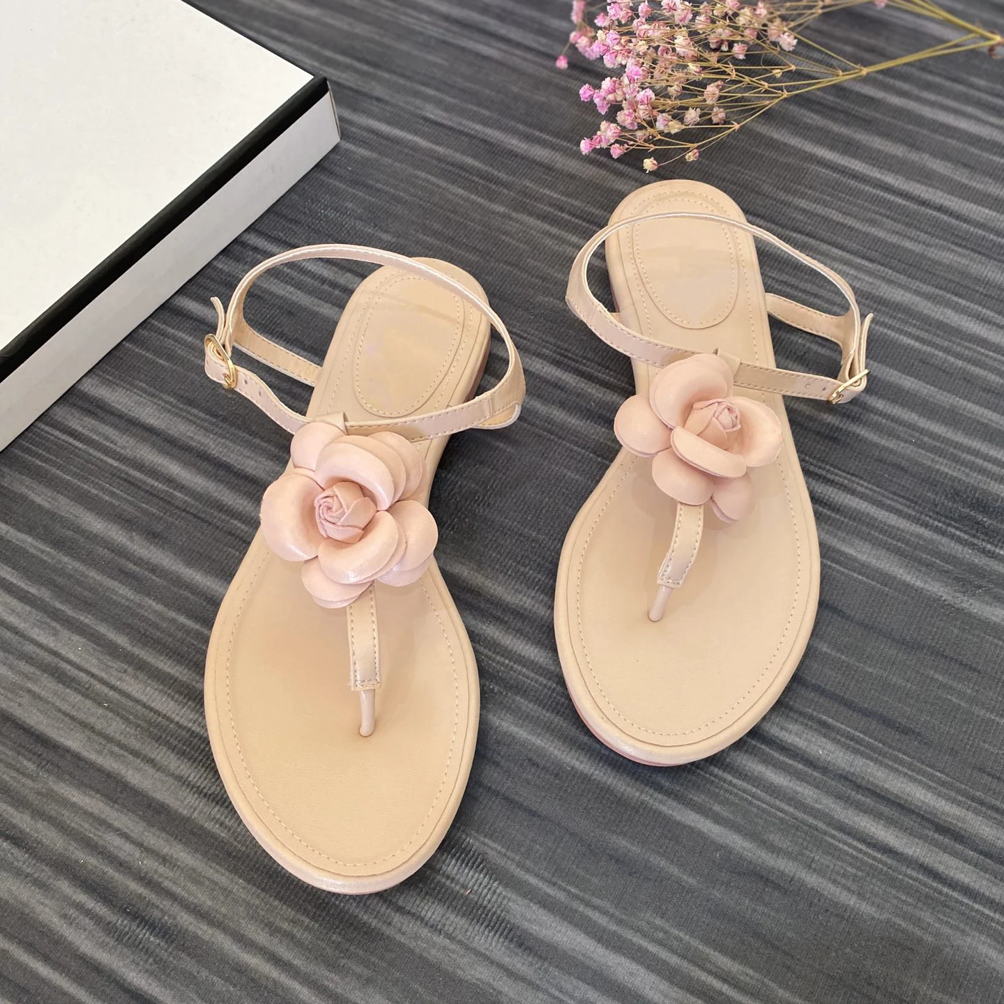 

With logo Summer new style Fashion women's shoes Camellia Herringbone sandals flat One word buckle Pinch External wear sandals