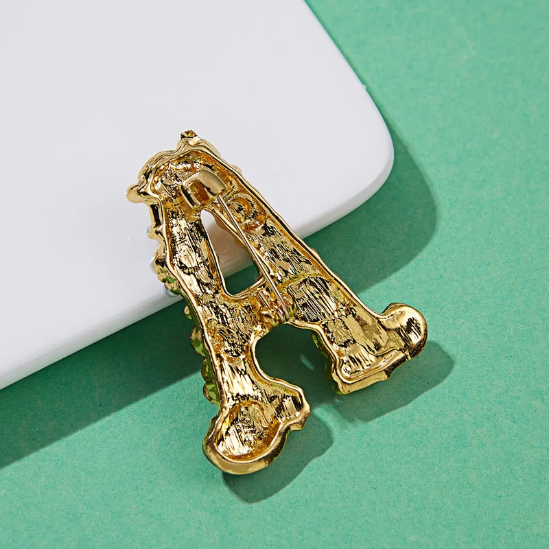 

Dream Candy Creative Pearl Letter Brooches for Women Gold Color Brooch 5 Styles Enamel Pin Coat Accessories Fashion Jewelry 2021