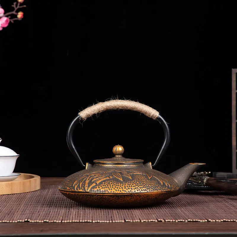 Чугунный чайник с чайной сеткой кипящая вода для кипячения японское мастерство