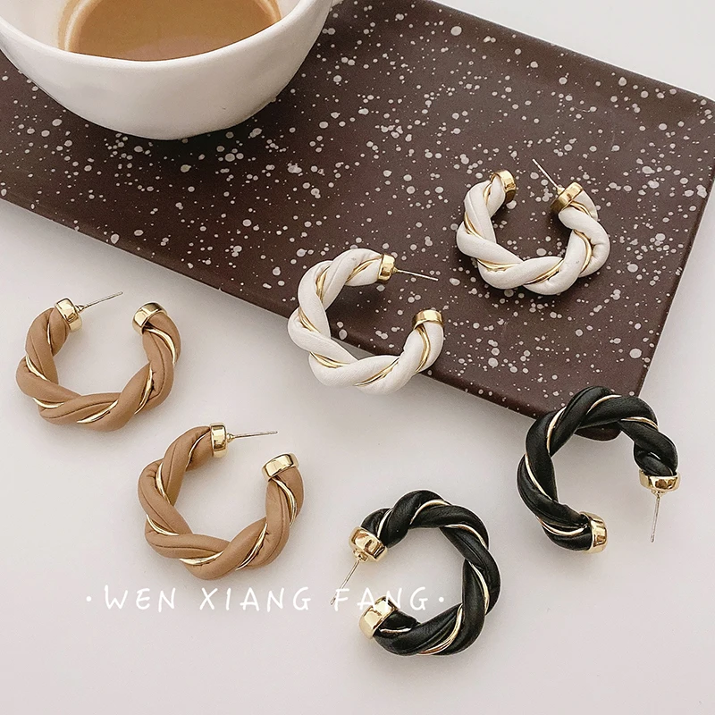 

Французские ретро кожаные витые металлические серьги в холодном стиле, элегантные серьги в форме с, нишевые высокие чувствительные серьги