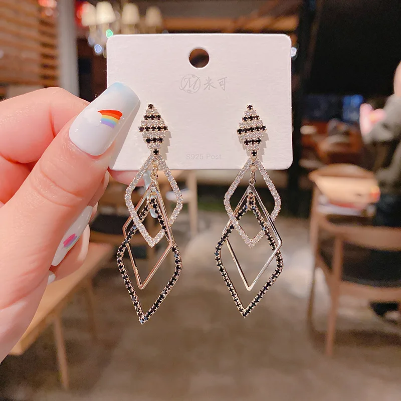

Korean Black and White Earrings Retro Exquisite Geometric Tassel Pendientes Mujer