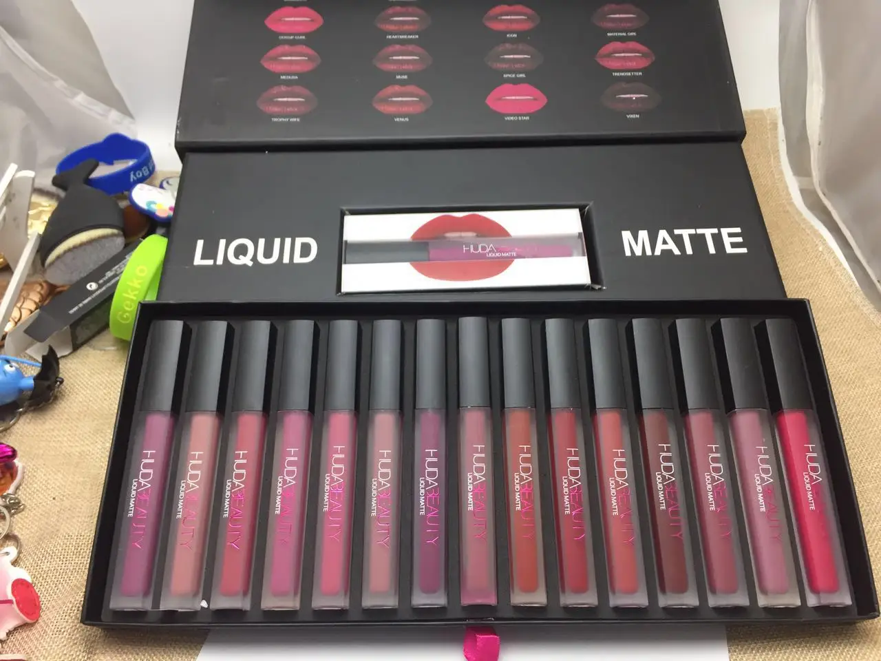 

huda-beauty-eyeshadow lipstick makeup