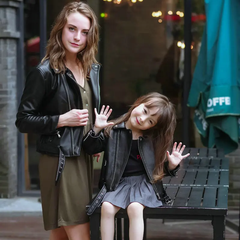 

Осенне-зимний комплект для всей семьи, Женское пальто из искусственной кожи с длинным рукавом для девочек, верхняя одежда для мамы и меня