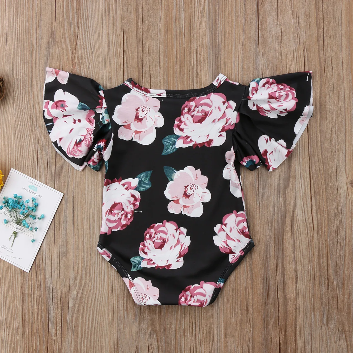 Черный комбинезон с широким рукавом и оборками летний цветочный для