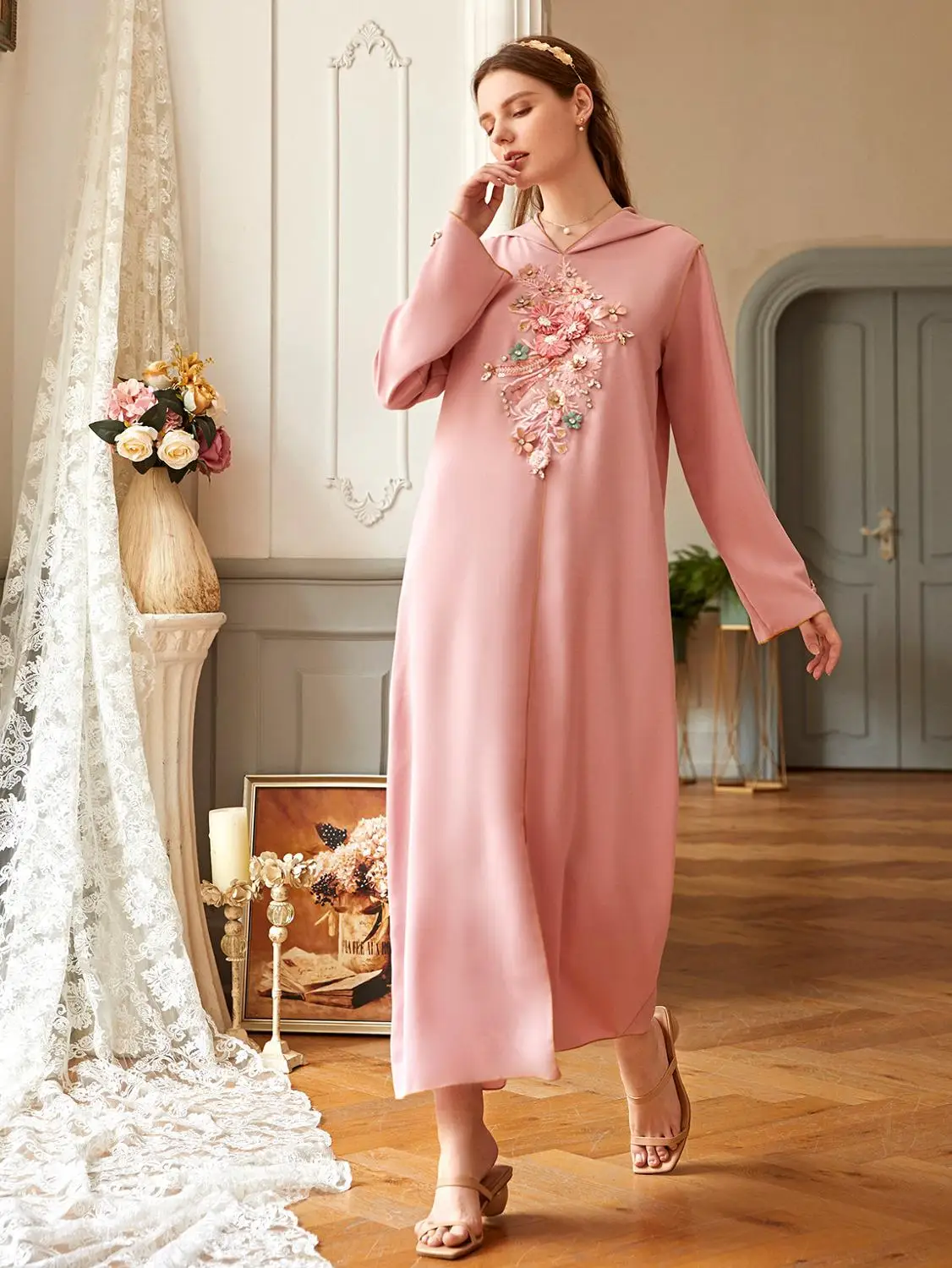 Розовое длинное платье-кафтан с аппликацией в стиле Марокко Мусульманское