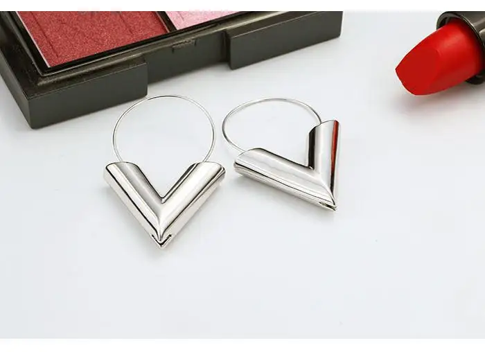 

2021 New Hottest Women's Fashion Earrings Brincos Oorbellen Bijoux Simple Metal Texture Letter V Drop Earrings For Women Jewelry