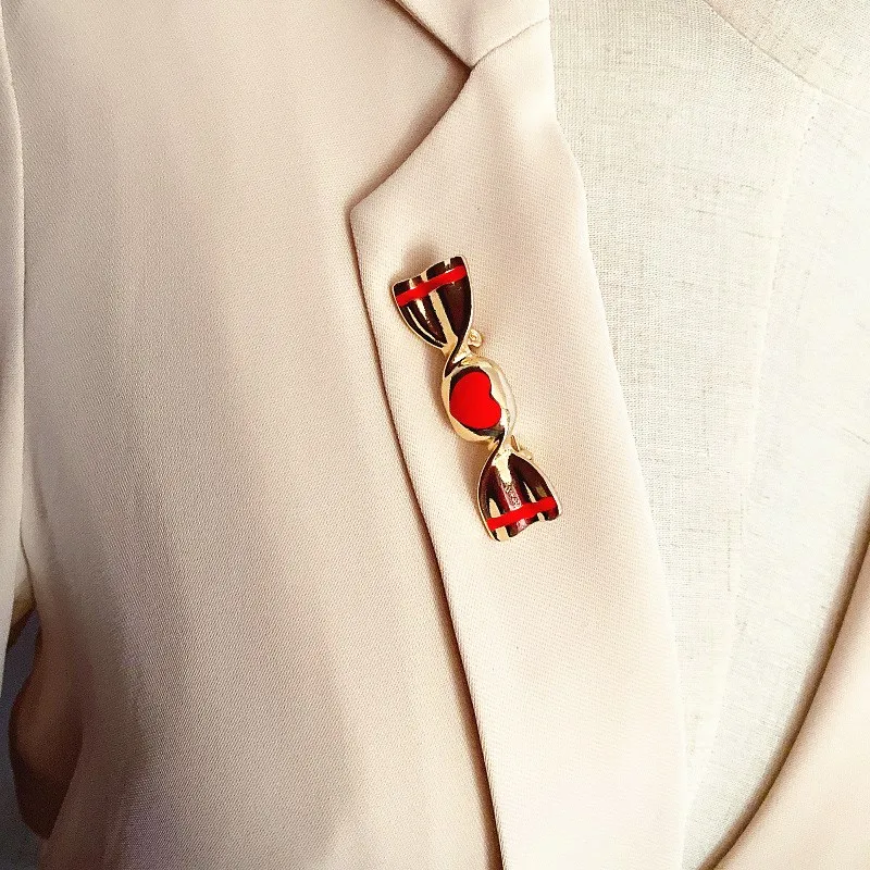 

HOSENG Golden Love Candy Enamel Brooch Women Man Fashion Retro Pin Halloween Christmas Clothes Accessories HS_854