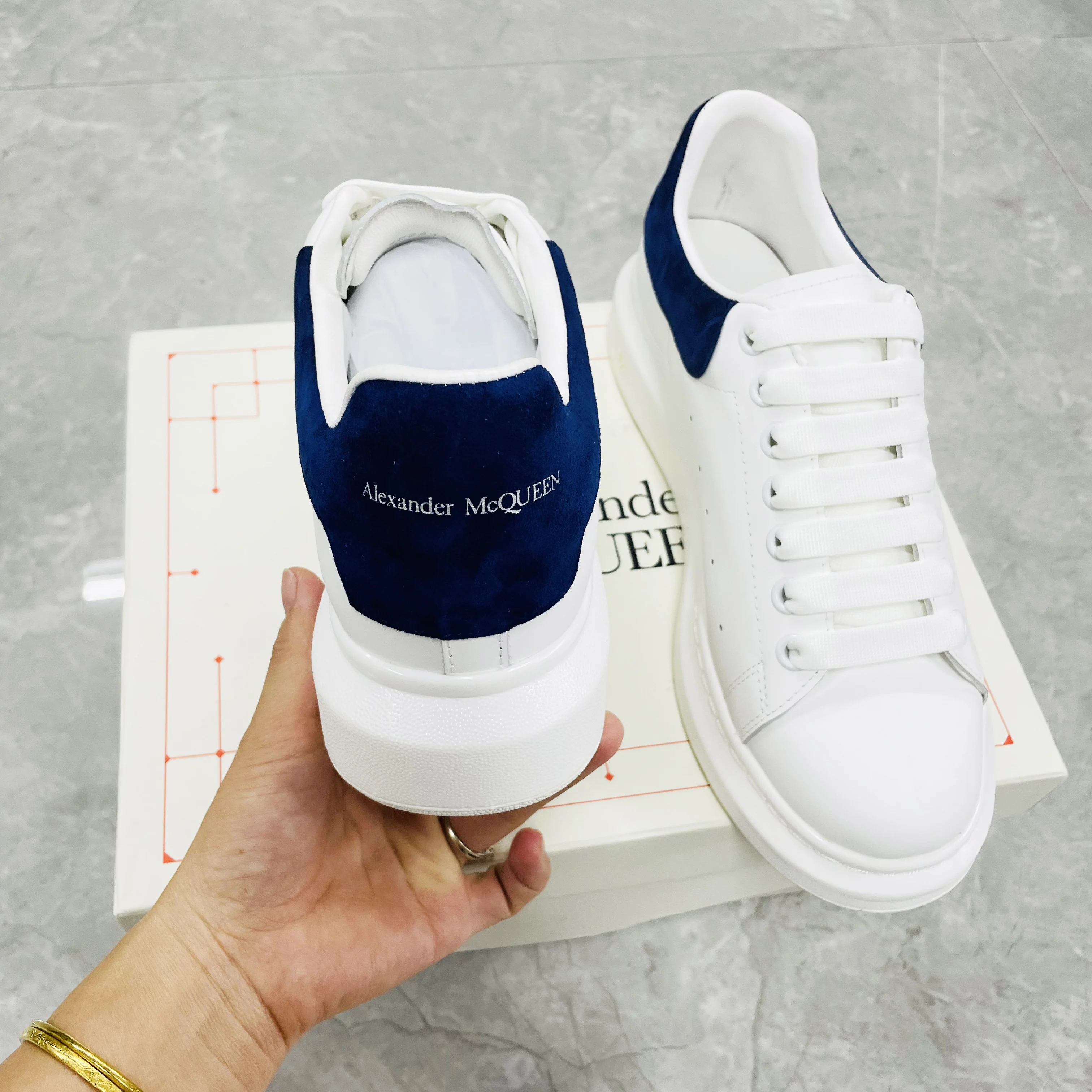 

Hot Sale High Quality Alexander White Shoes Couple Classic Sports Shoes Men All-match Leather White Shoes Women Walking Shoes