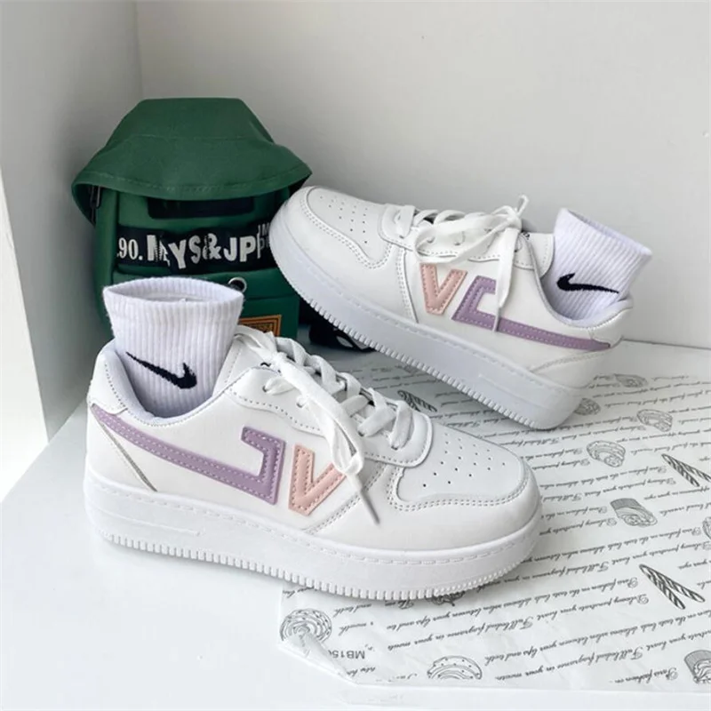 Женские кроссовки из ПУ кожи розовые на плоской вулканизированной подошве