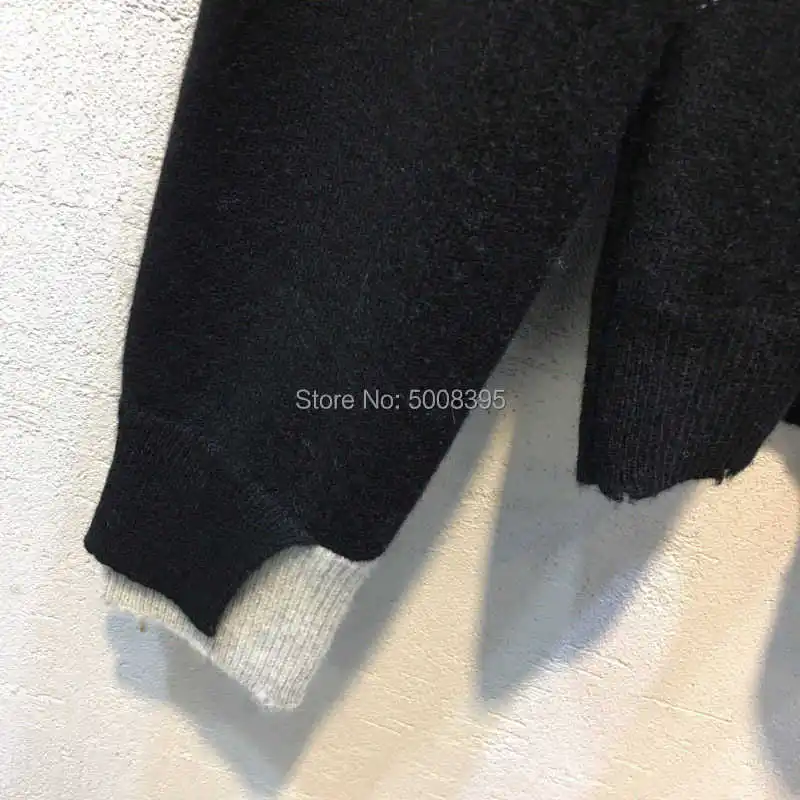 

Woman Black Cashmere Sweater Round Neck Front Strass Decoration Long Sleeves Fashion Jumper