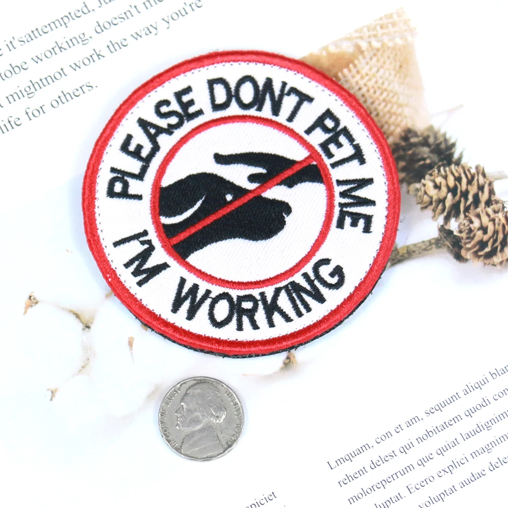 Не обслуживающий домашних животных рабочий собачий слоган крючок и петлевые