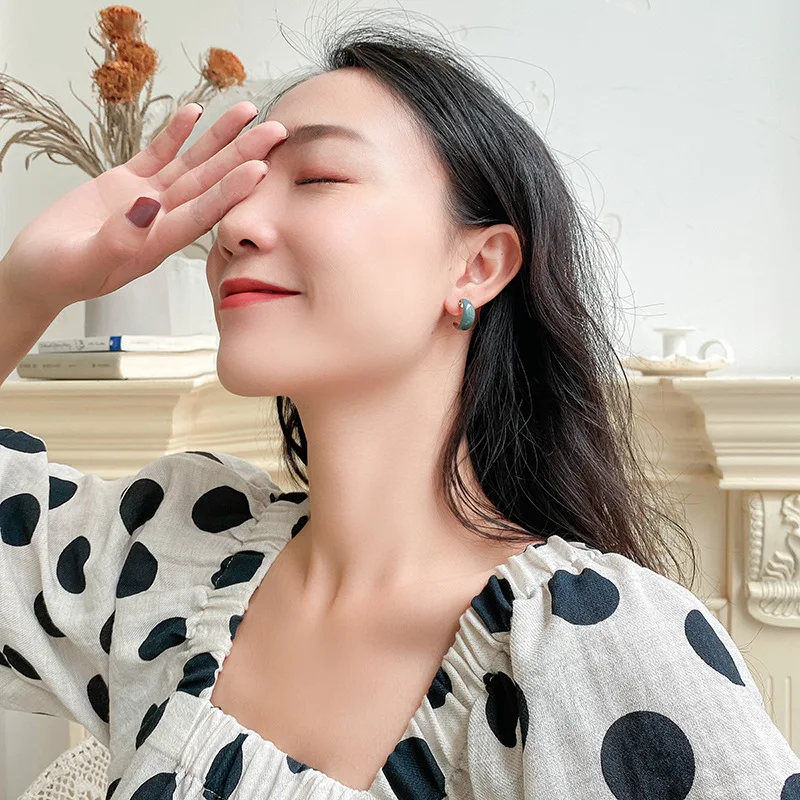 

Aivle S925 Silver Small Daisy Print C-Shaped Earrings Elegant Design Hypoallergenic Easy to Use Suitable for Everyday Wear