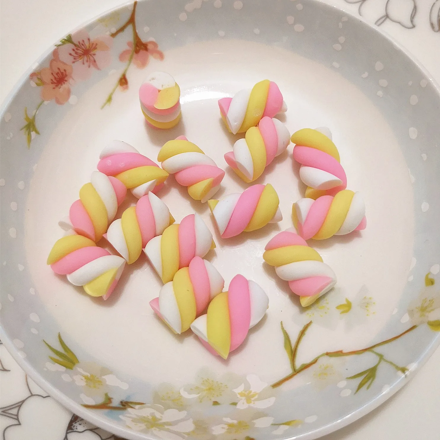 10pcs 10 шт каваи спираль зефир конфеты Полимерная глина Кабошоны с плоской задней поверхностью для DIY украшения телефона - Цвет: 10pcs
