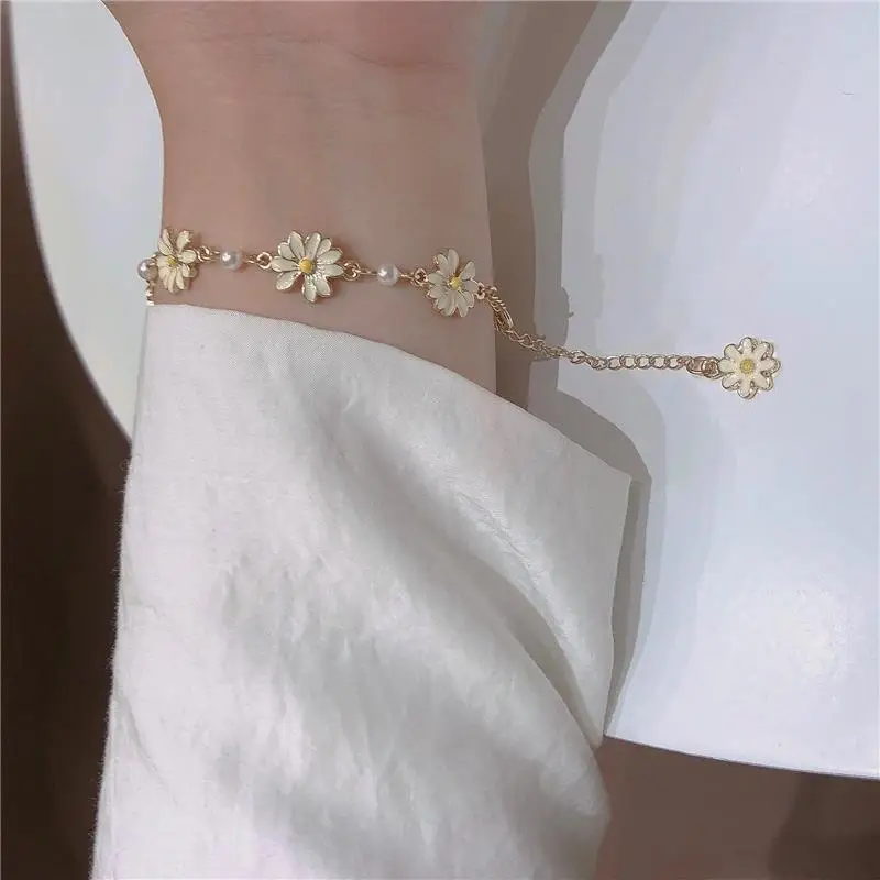 

Fashion Sweet Fresh Women White Flower Bracelets Personality Pearl Metal Minimalist Daisy Gold Plated Bracelet for Women Jewelry