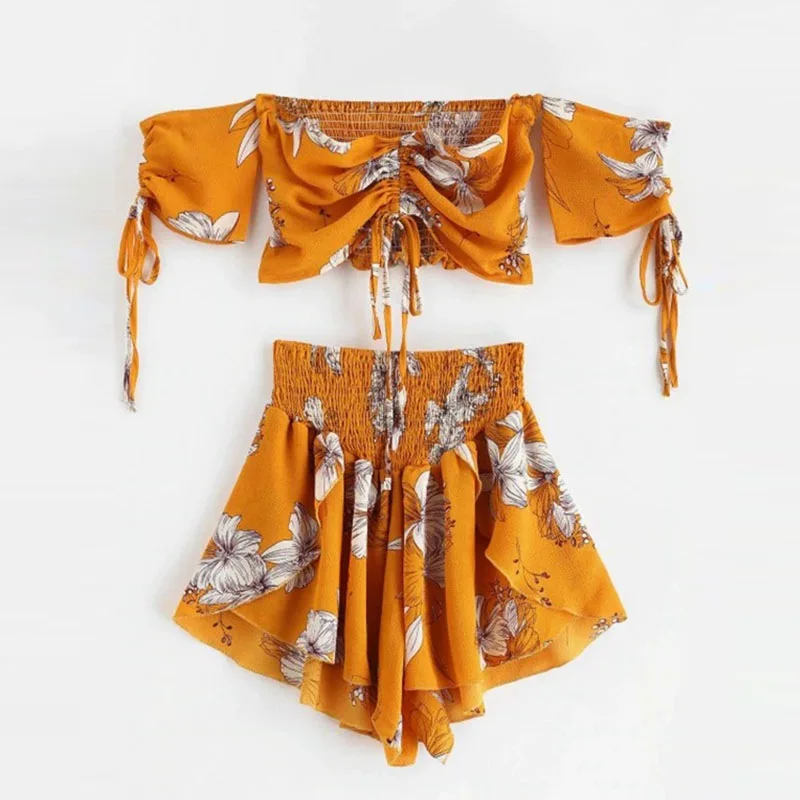 Летний женский комплект с открытыми плечами цветочным принтом и рюшами короткий
