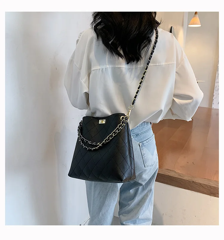 

2020 new summer Ringer large capacity chain Tote bag female Korean version of the fashion solid-color lock one-shoulder diagonal