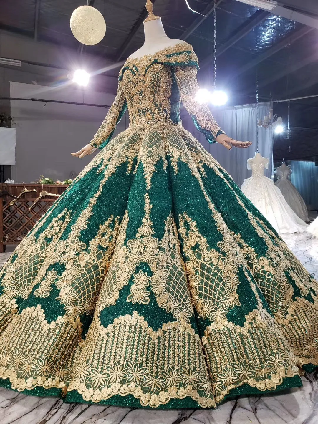 2021 Lace Appliques Ball Gown Waves Bridal Gown Fashion Green Sparkle Gold Lace Bridal Dress Wedding Dresses