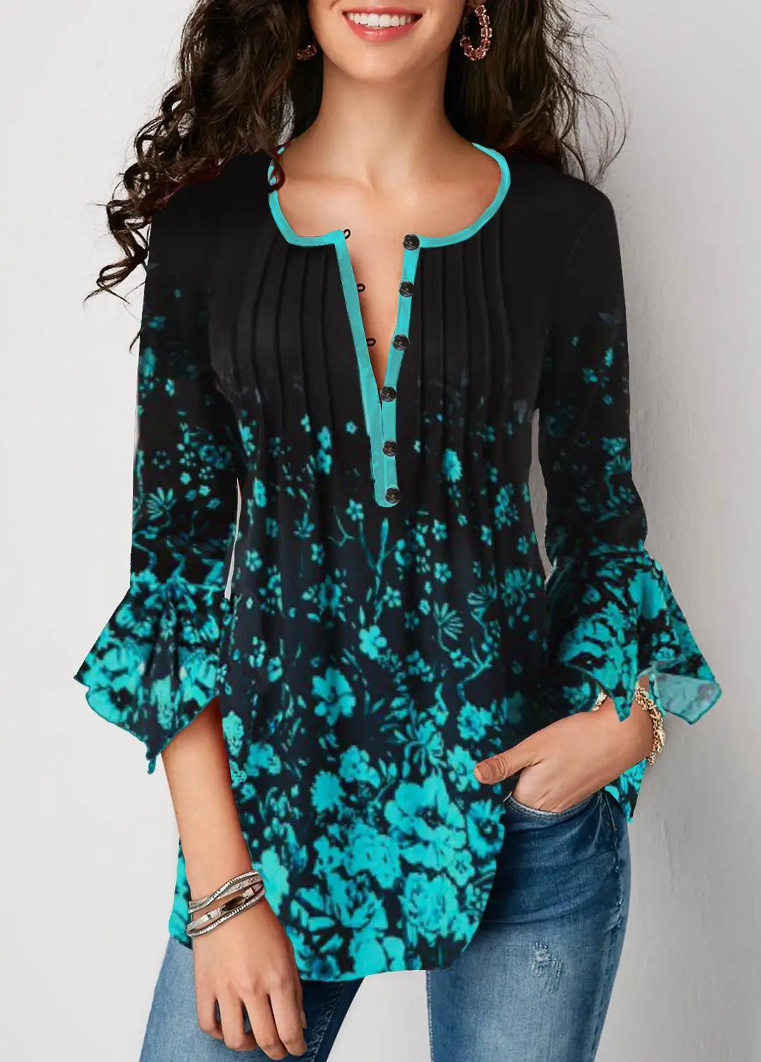 Блузка женская летняя однобортная с цветочным принтом и V-образным вырезом |