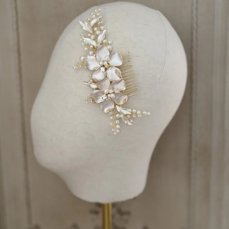 Гребень Нежный с жемчугом и цветком золотого цвета Ювелирное Украшение для волос