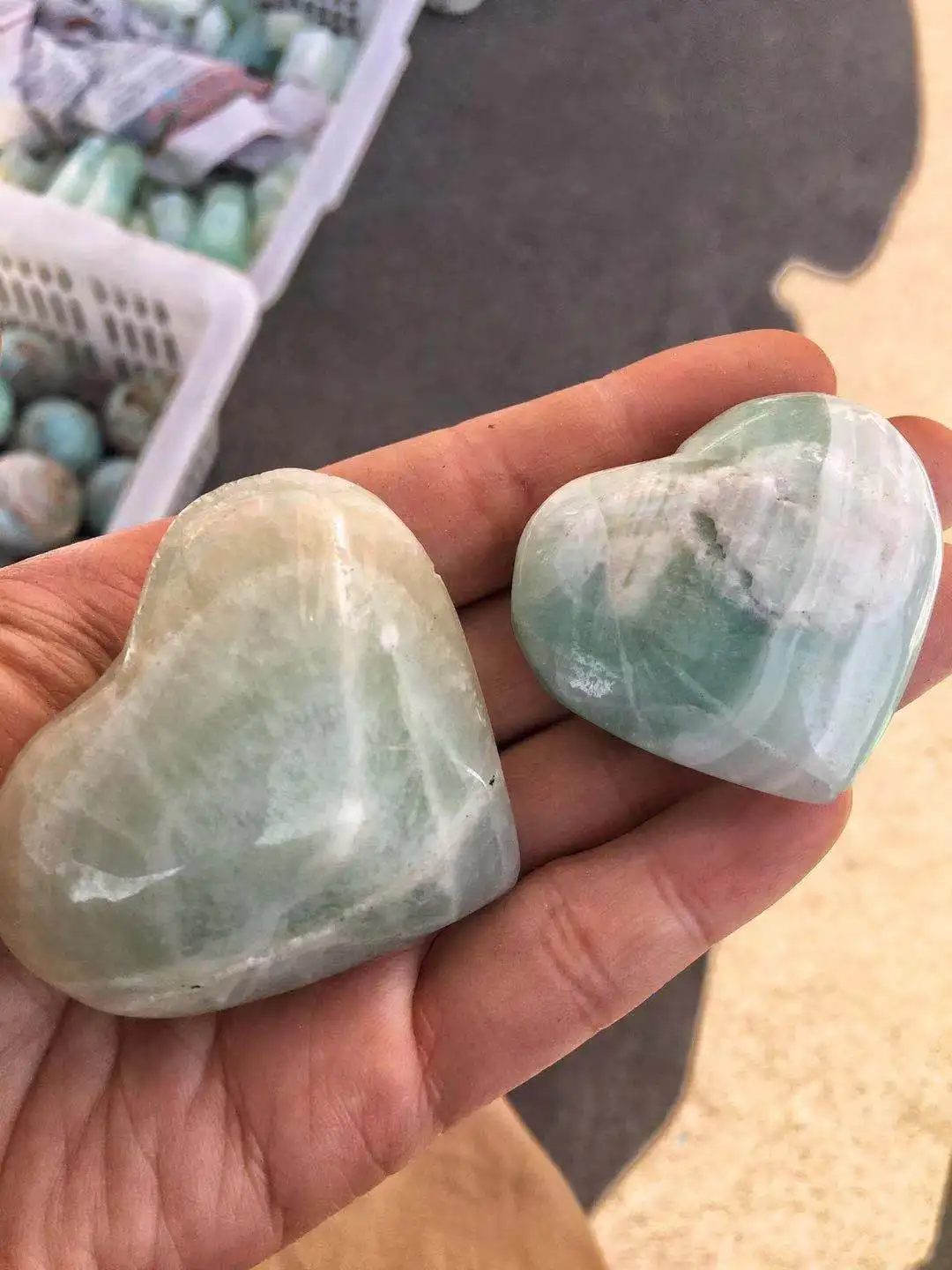 

200 grams，Natural crystal Caribbean stone hand-carved light green loving hearts for healing