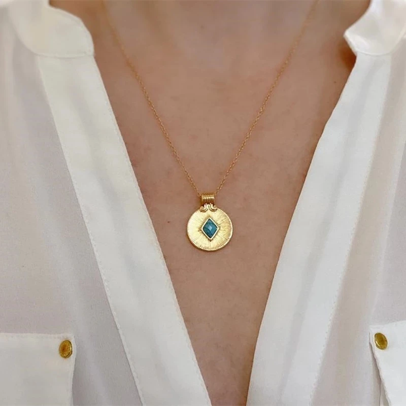

Exquisite Female Fashion Golden Turquoise Necklace Temperament Round Pendant Necklace Girl Glamour Jewelry Gift Accessory