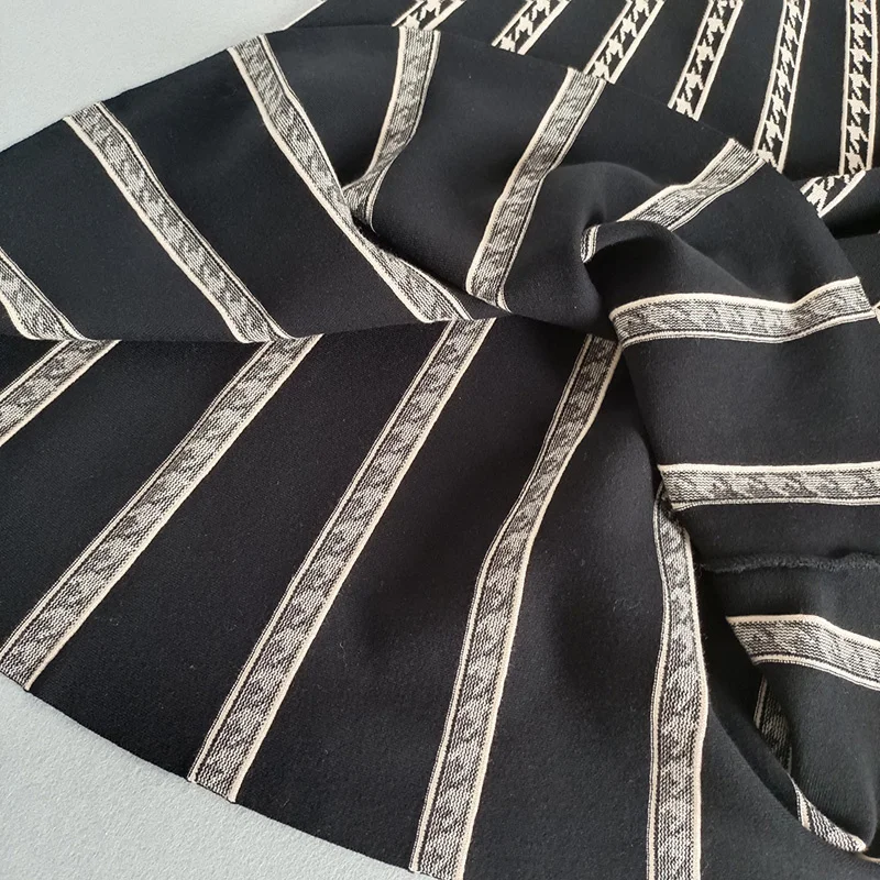 

2021 Autumn Winter New Women's Elastic Waist Knitted Skirt Black and White Houndstooth Stripe Stitching Thick A-line Skirt F639