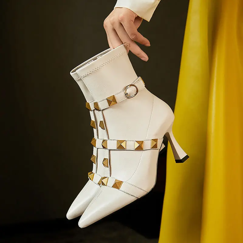 

Женские Классические сапоги на высоком каблуке 7,5 см, белые пикантные короткие сапоги с заклепками и боковой молнией, новинка сезона осень-з...