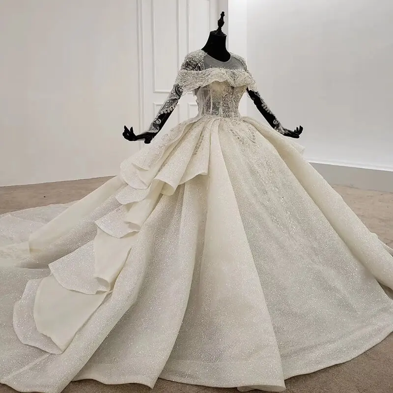 Свадебное платье с круглым вырезом и длинным рукавом аппликацией