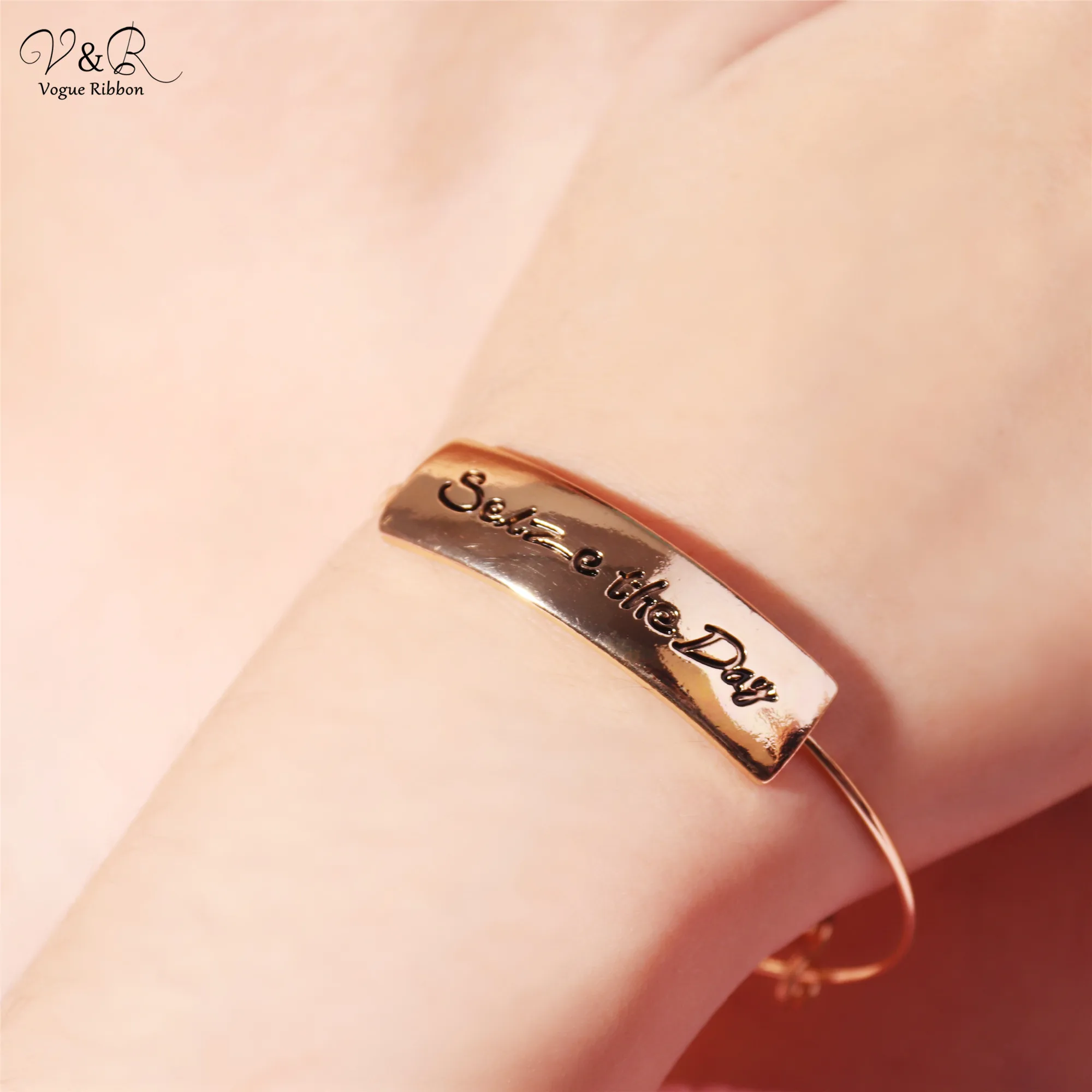 2020 New Arrival Jewelry Shell Necklace Gold Chain Pendant And Letter Stretch Bracelet Bangle |