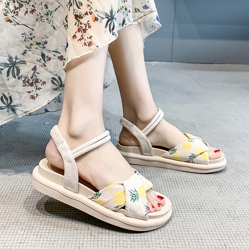 

Clear Heels Soft Beach Sandal Woman Luxury Shoes Lady 2021 Anti-Skid All-Match New Fashion Girls Low Outside Rome Rubber PU Basi