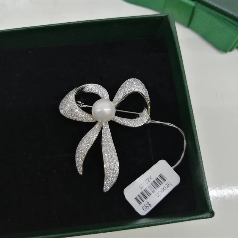 

woman brooch silver Metal bow brooch Wedding occasions are suitable for ornaments Zircon & pearl It's packaged in a gift box