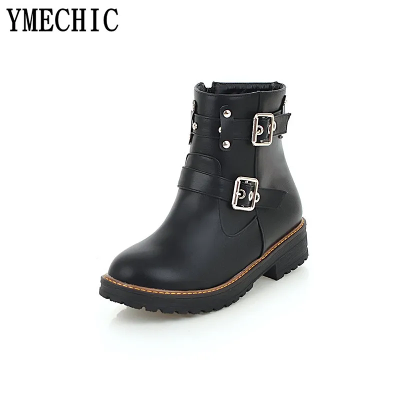 Женские ботинки с заклепками пряжками и ремешками на среднем блочном каблуке