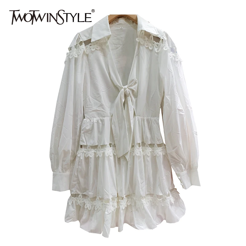 

Женское кружевное платье TWOTWINSTYLE, белое лоскутное мини-платье с v-образным вырезом и длинными рукавами-фонариками на шнуровке, весна 2021