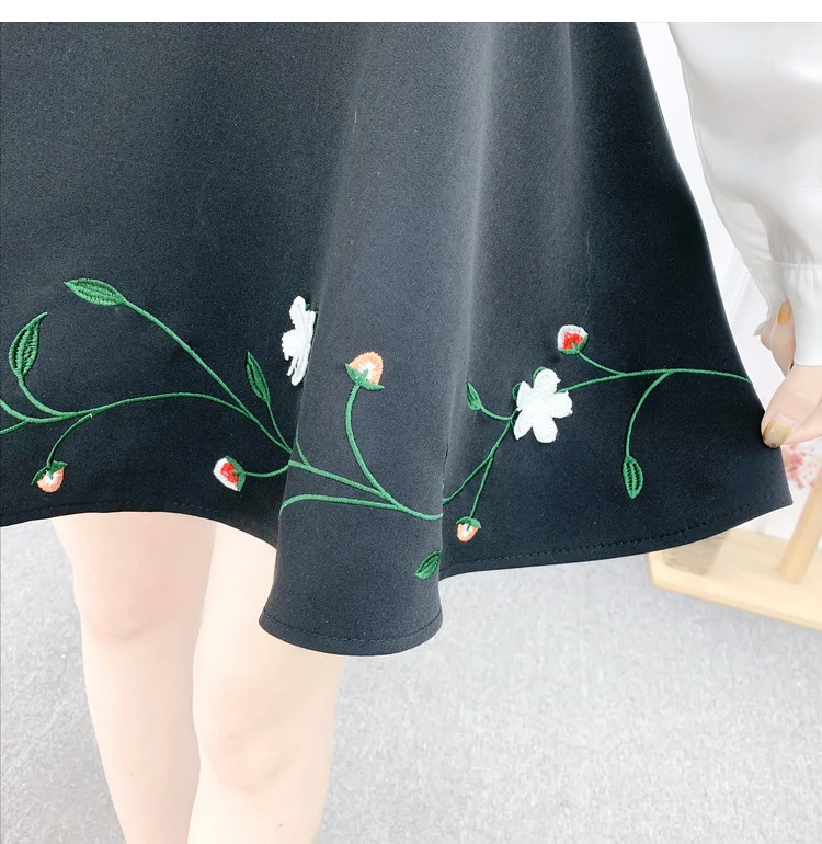 

2020 Summer Fashion Suit Sweet Bow Lace-up Lace Shirt and High waist Floral Embroidery Hem A-line Mini Skirt Two-piece Sets