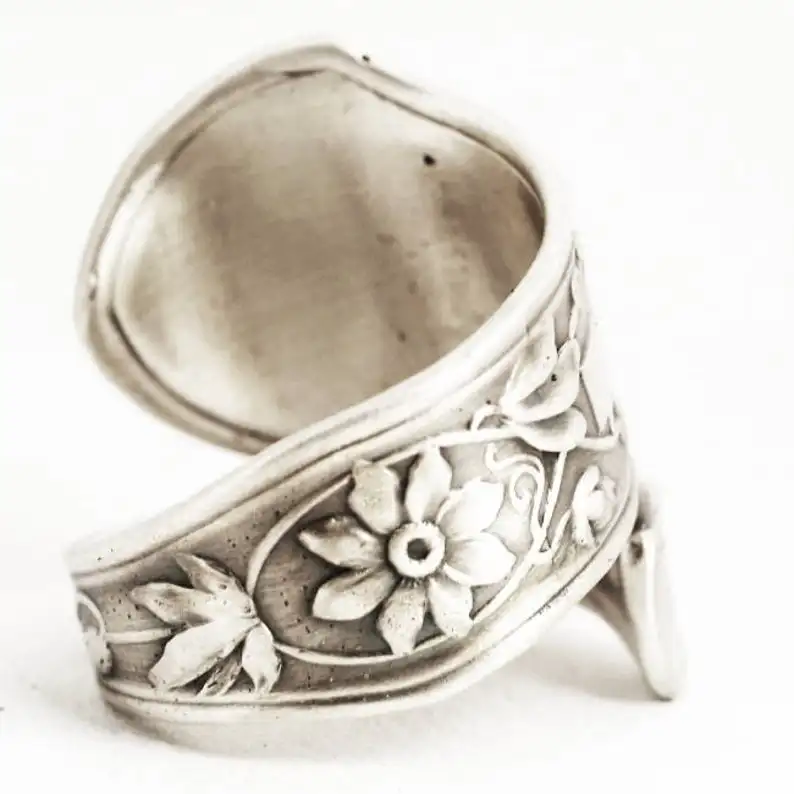 

Vintage Silver Plated Cross Flower and Leaves Engraved Twisty Ring For Women Men Punk Gothic Party Retro Jewelry Gift B4M856