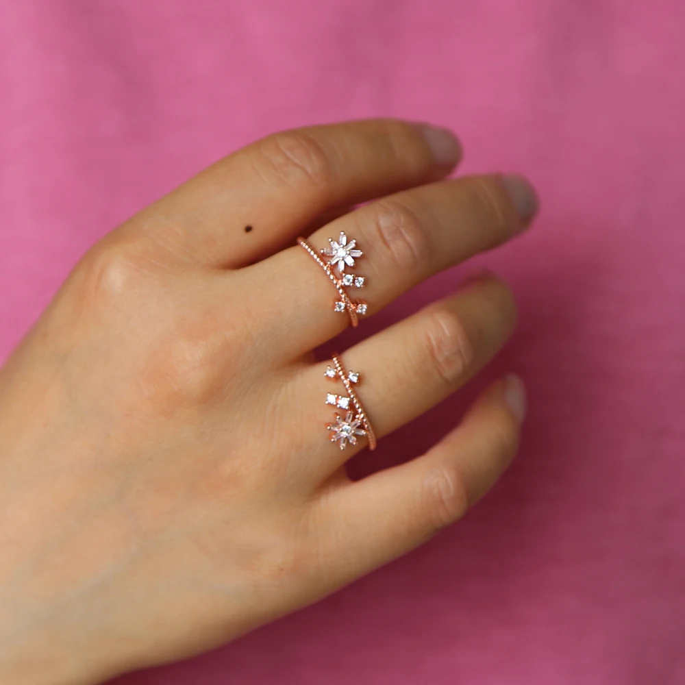 Женское кольцо с фианитами цвета розового золота декором листья маргаритки и