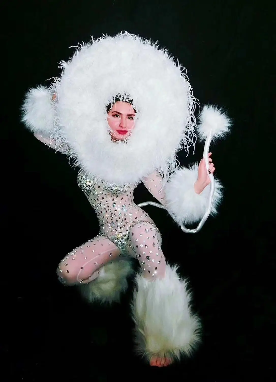 Женский прозрачный комбинезон с большими серебряными камнями и перьями |