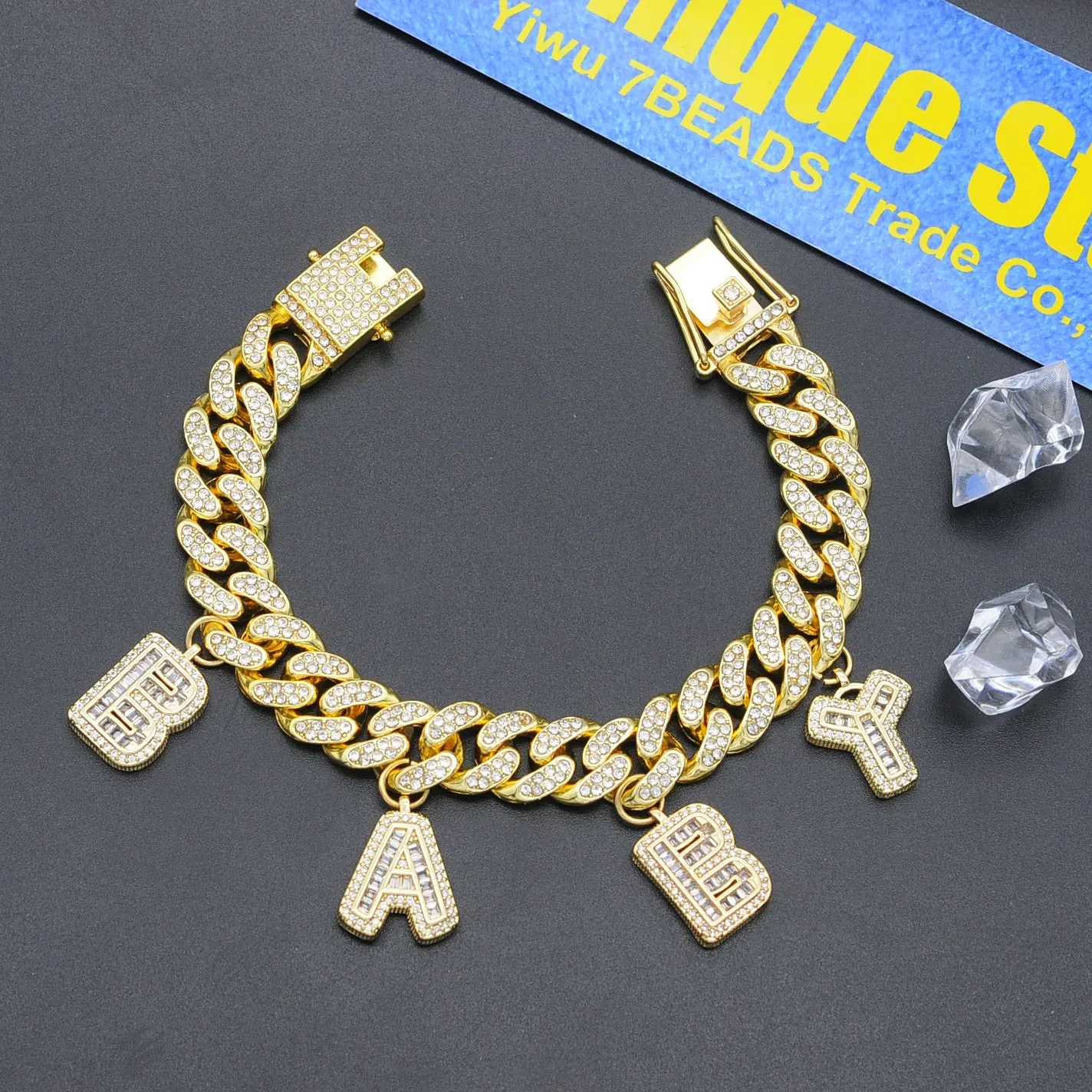 2021 Новинка 100% Цирконий хип-хоп украшенный фианитом Шарм-браслет с буквами для