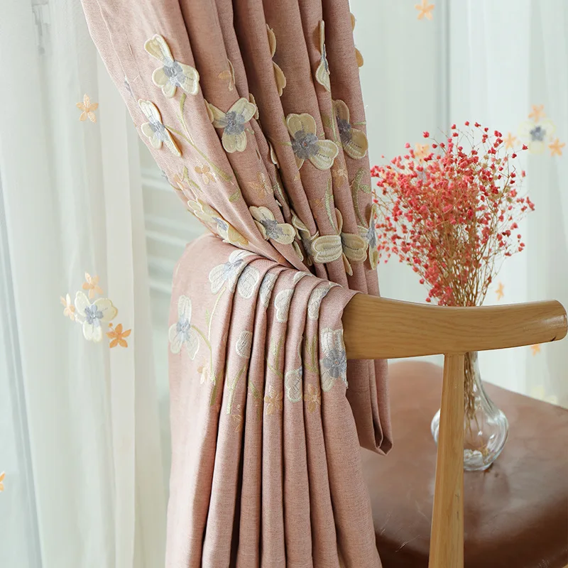 Розовая рельефная вышивка имитирует белую пеньку для блокисветильник штор