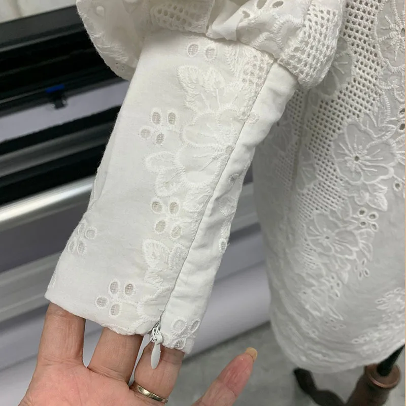 

DEAT Women White Splicing Embroidery Hollow Dress New Stand Collar Long Sleeve Loose Fit Fashion Tide Spring 2021 7D00724