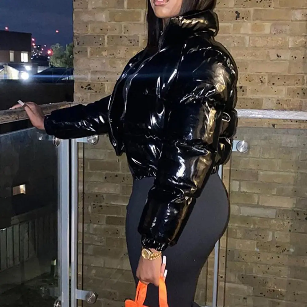 Куртка пуховая женская из искусственной кожи черная яркая теплая на молнии