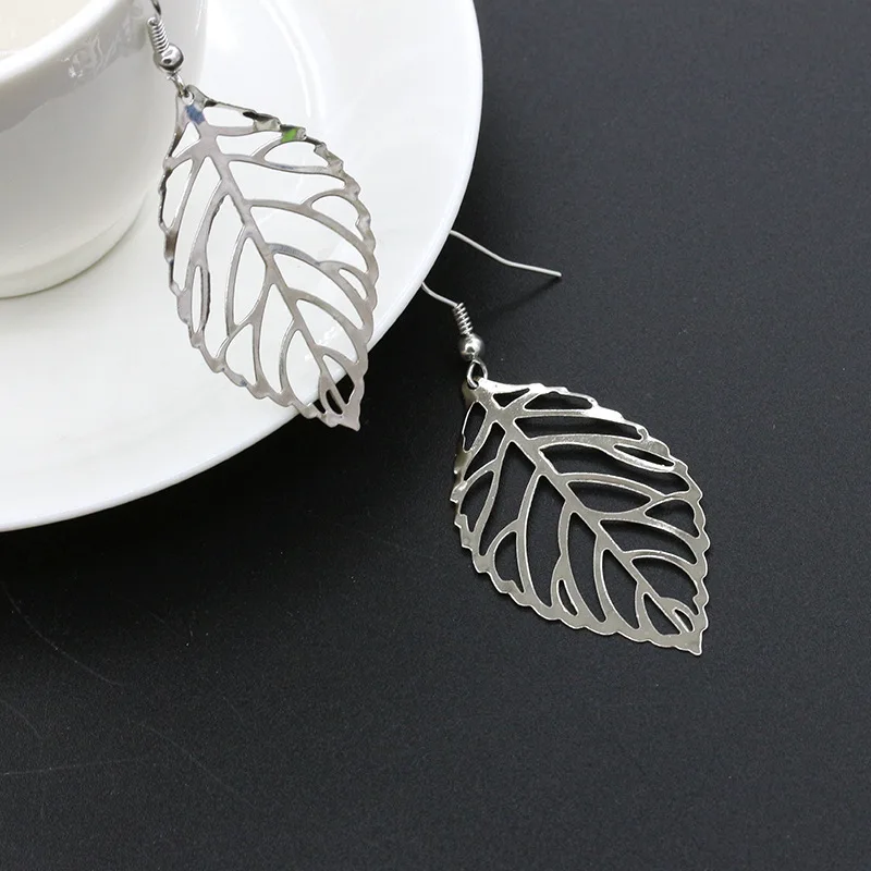 

Vintage Simple Bohemian Hollow Leaf Earrings Gold Silver Color Alloy Leaf Pendant Earrings Lady Wedding Jewelry Gift Accessories