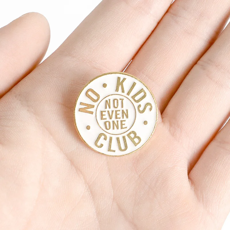 

XEDZ White round NO KIDS CLUB text enamel pin romantic men and women metal badge punk clothes lapel brooch gift