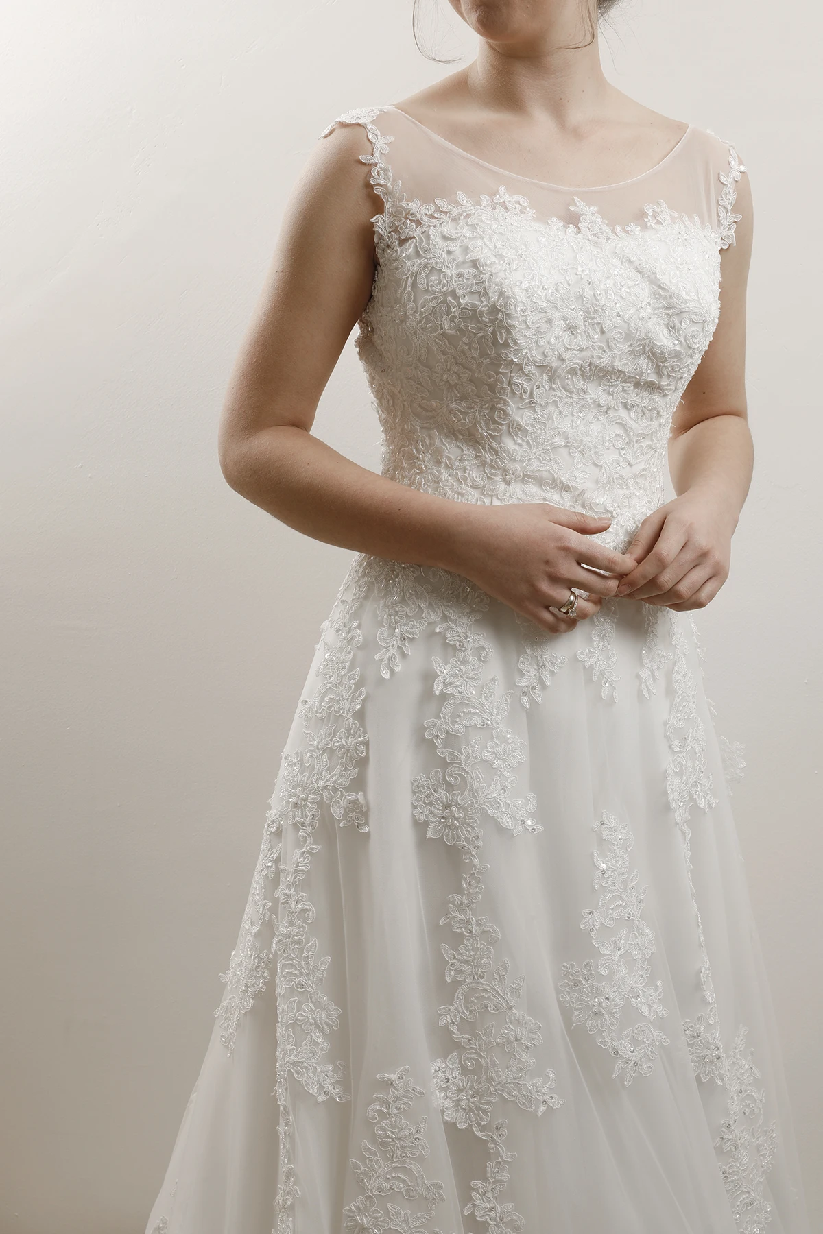 Фатиновая юбка с круглым вырезом и вышивкой из французского гипюра свадебное