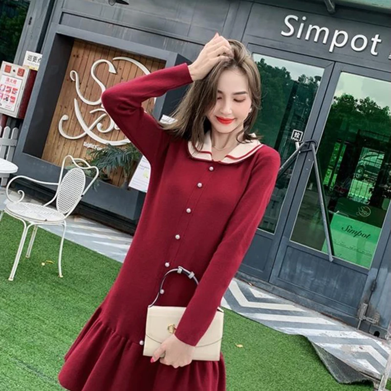 Женское трикотажное мини-платье с круглым вырезом длинным рукавом и воланом |