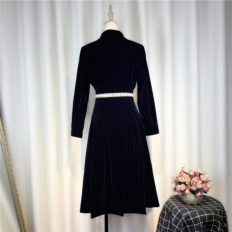 Женское платье с отложным воротником однотонное приталенное средней длины