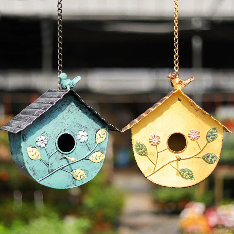 

Винтажный сине-желтый железный подвесной домик для птиц с тиснеными цветами, листьями для дома, сада, уличный декор, домик в форме птичьего г...
