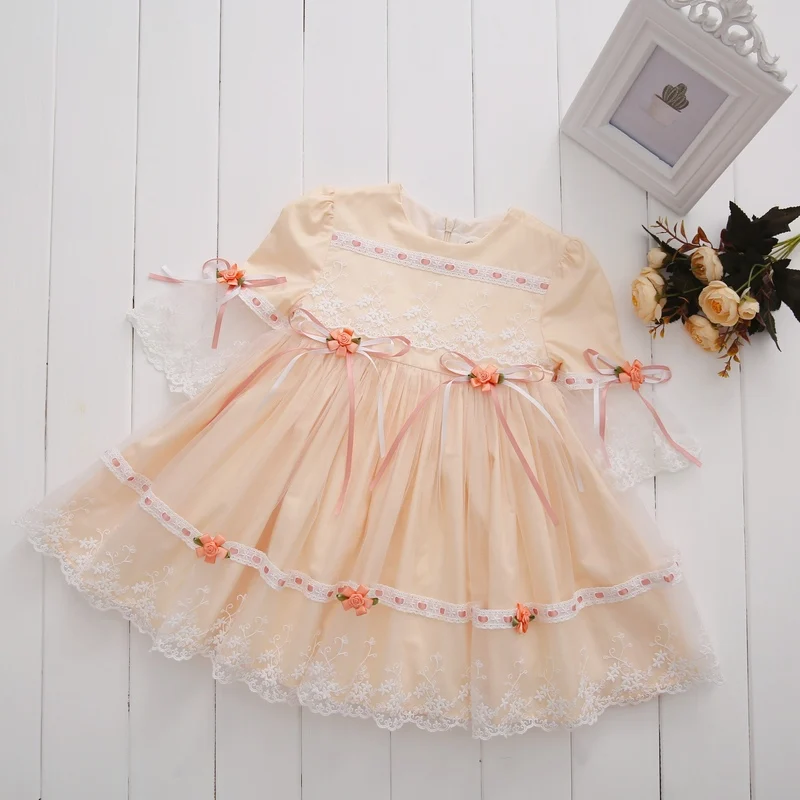 Милое кружевное платье для причастия цвета шампанского с цветком Сетчатое