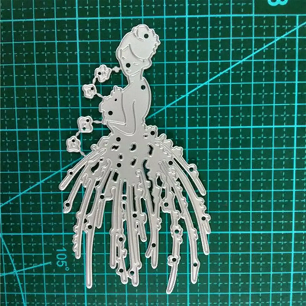 Девушка металла резки штампы для свадьбы скрапбукинга делая карты Альбом